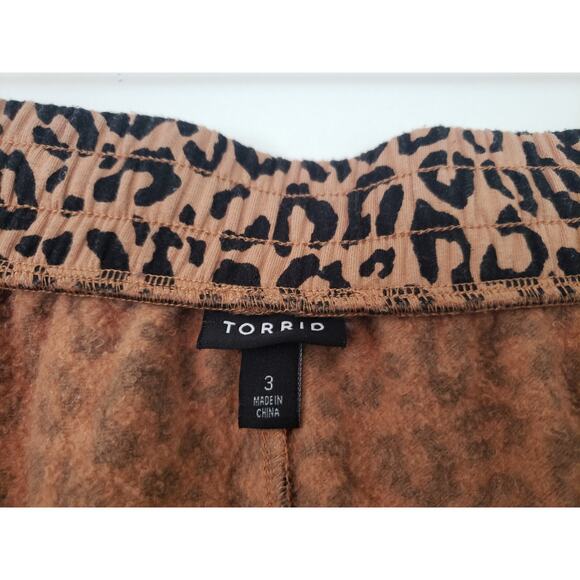 (9) Torrid Women's Pants Size 3 (3X) Fit Jogger Fleece Leopard Crop Mobwife - Picture 7 of 8